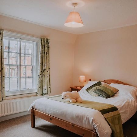 데비지스 The White Bear B&B 외부 사진