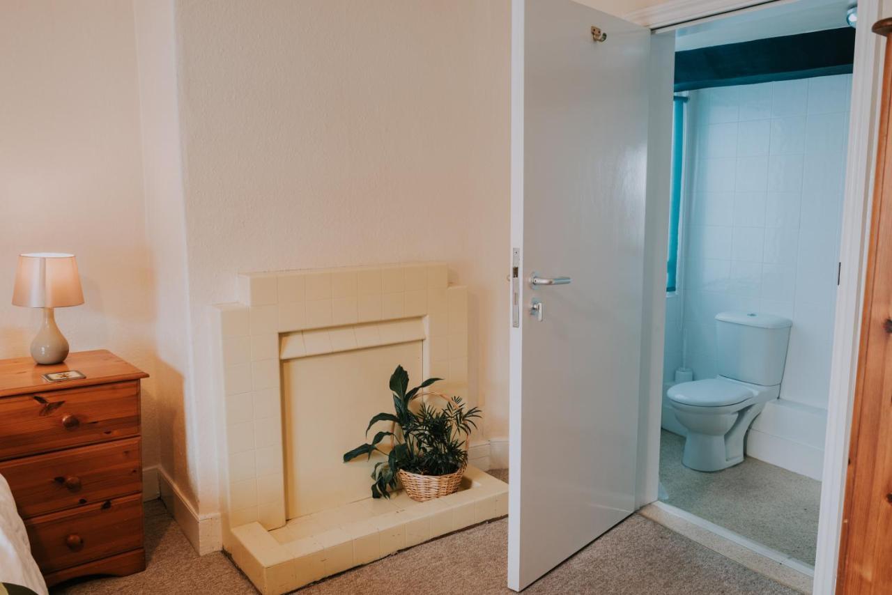 데비지스 The White Bear B&B 외부 사진