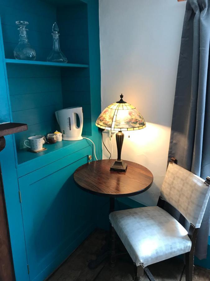 데비지스 The White Bear B&B 외부 사진