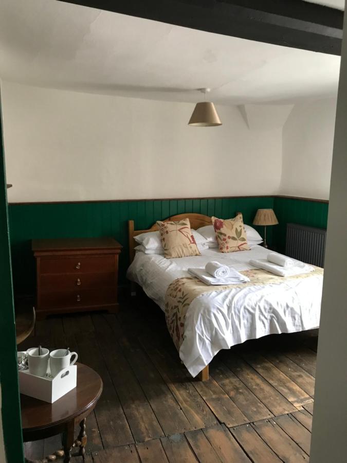 데비지스 The White Bear B&B 외부 사진