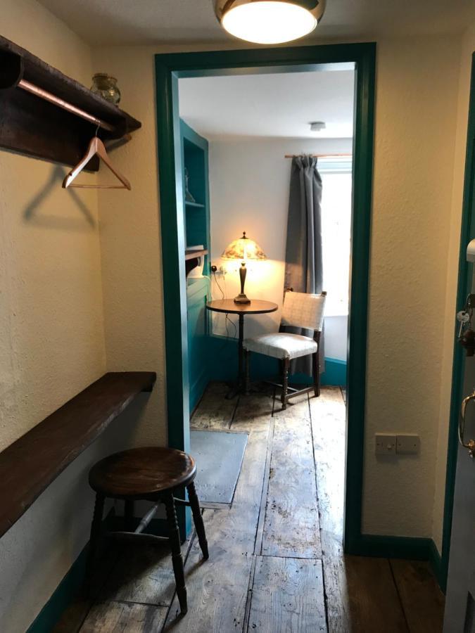 데비지스 The White Bear B&B 외부 사진