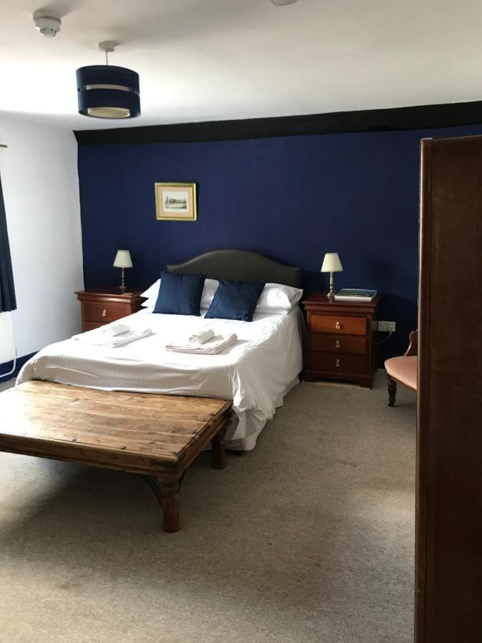 데비지스 The White Bear B&B 외부 사진