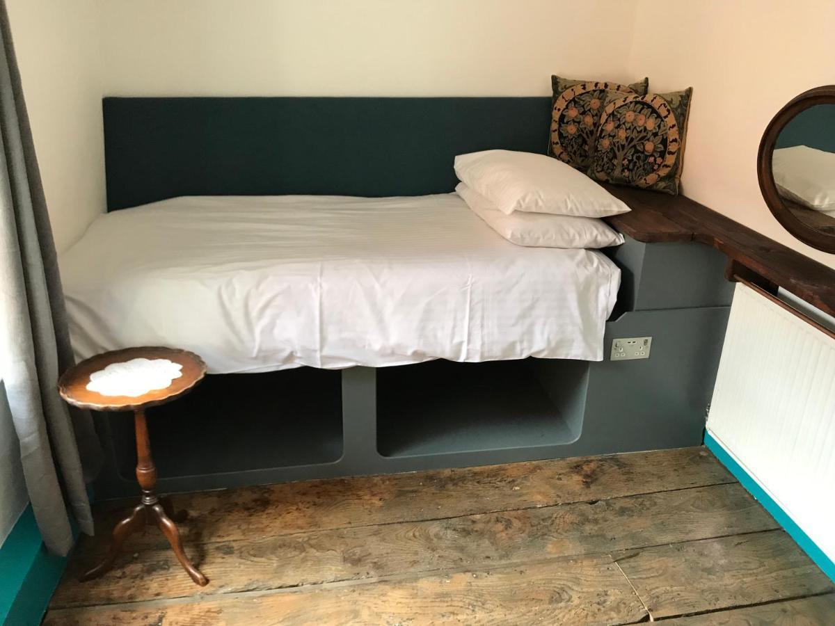 데비지스 The White Bear B&B 외부 사진