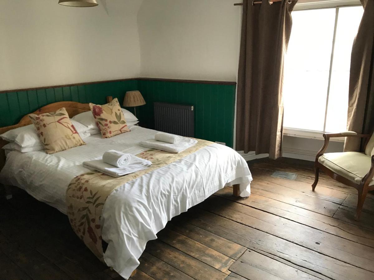 데비지스 The White Bear B&B 외부 사진